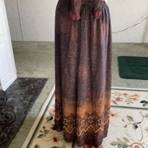 Beautiful skirt has matching shirt see my closet.